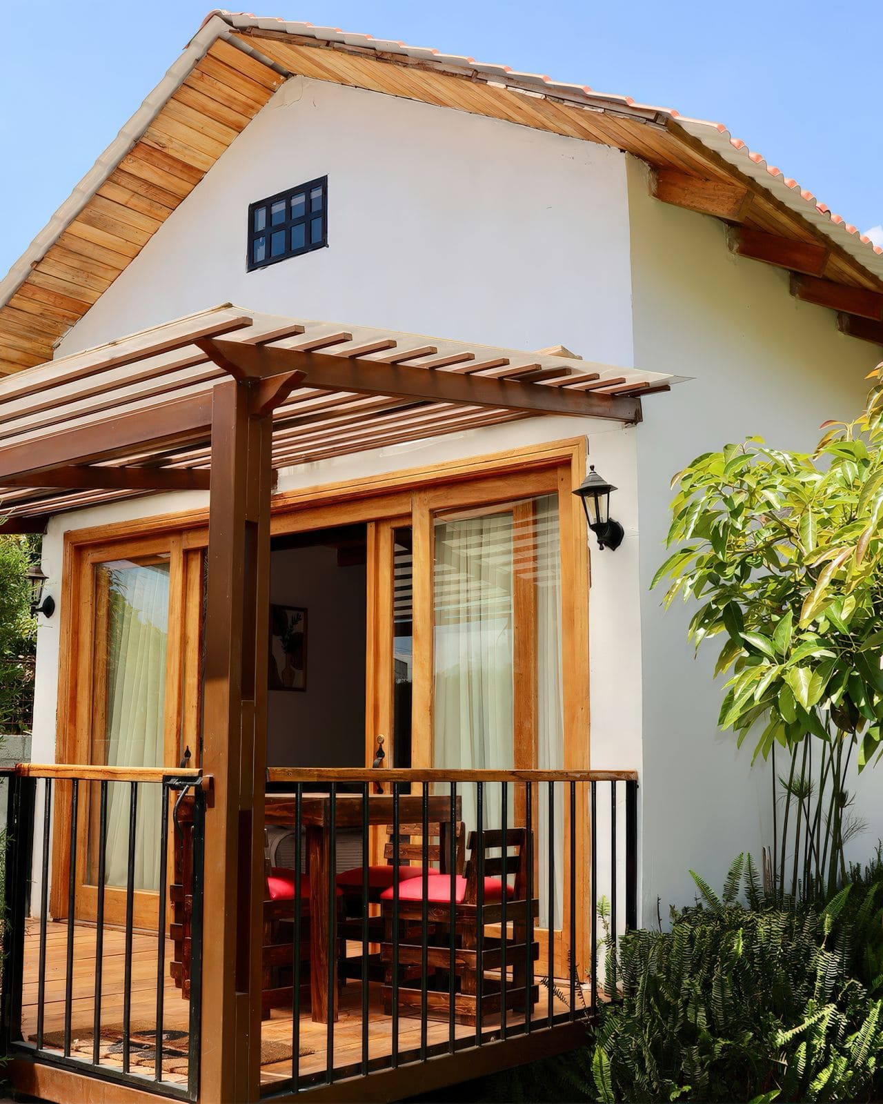 Cabaña Green Familiar rodeada de vegetación y caminos de piedra