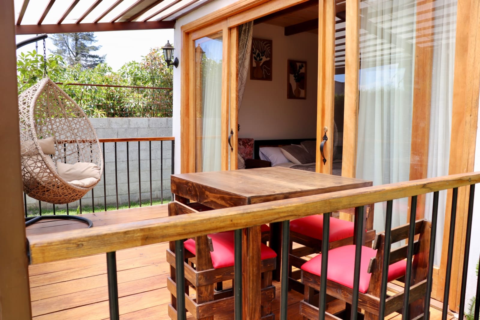 Comedor familiar con acabados en madera