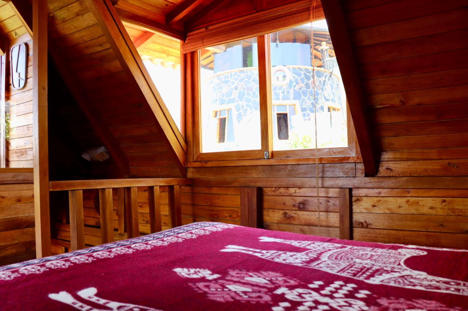 Cama Queen con acabados rústicos