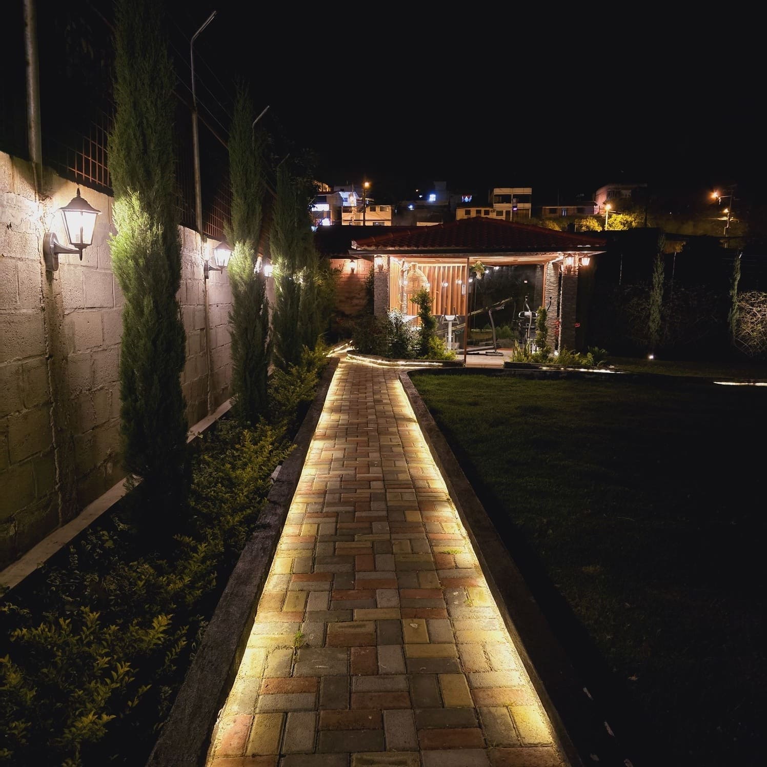 Jardines con caminos de piedra