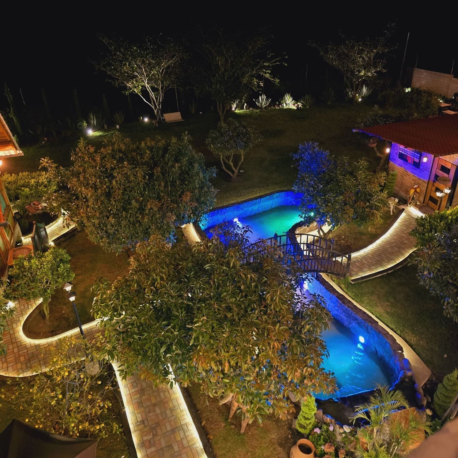 Piscina nocturna bajo las estrellas