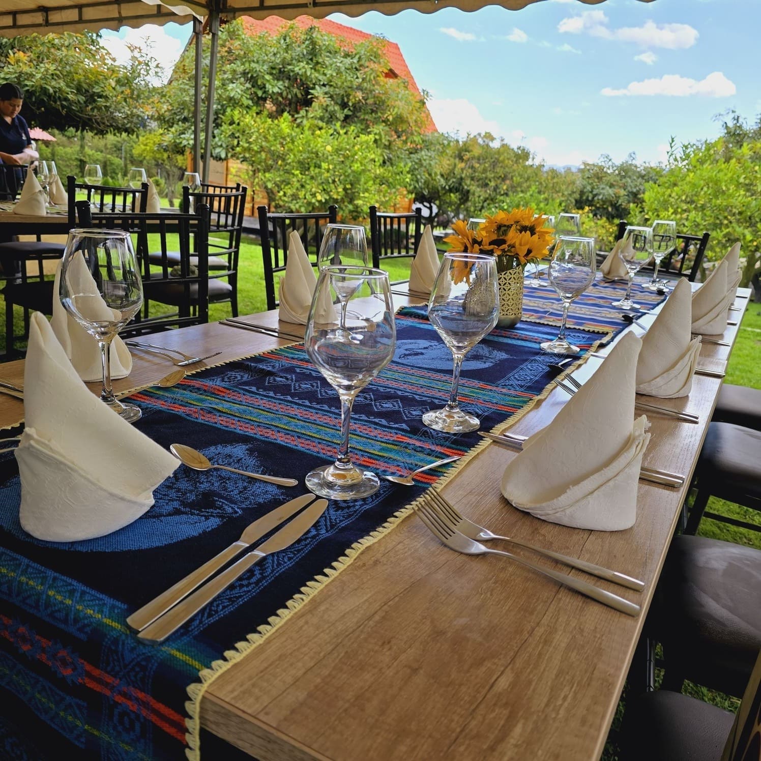Restaurante con madera y vista al paisaje
