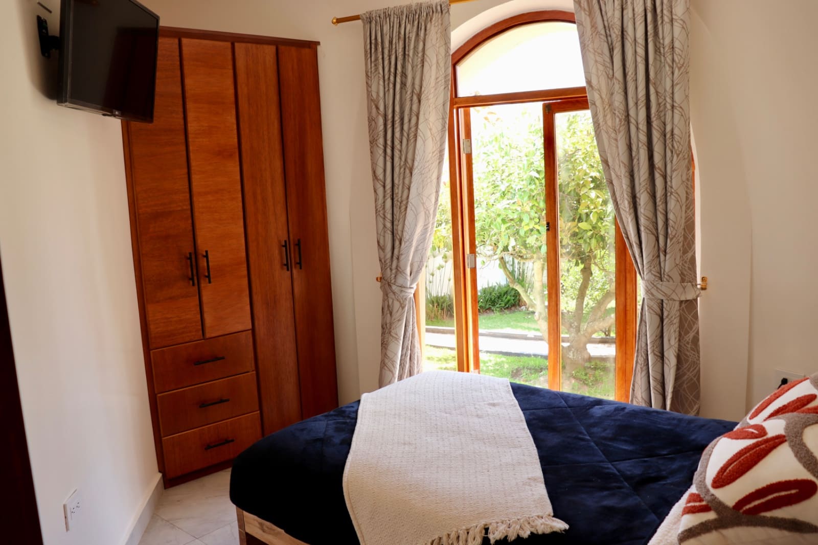 Interior de la cabaña con luz natural y tonos blancos