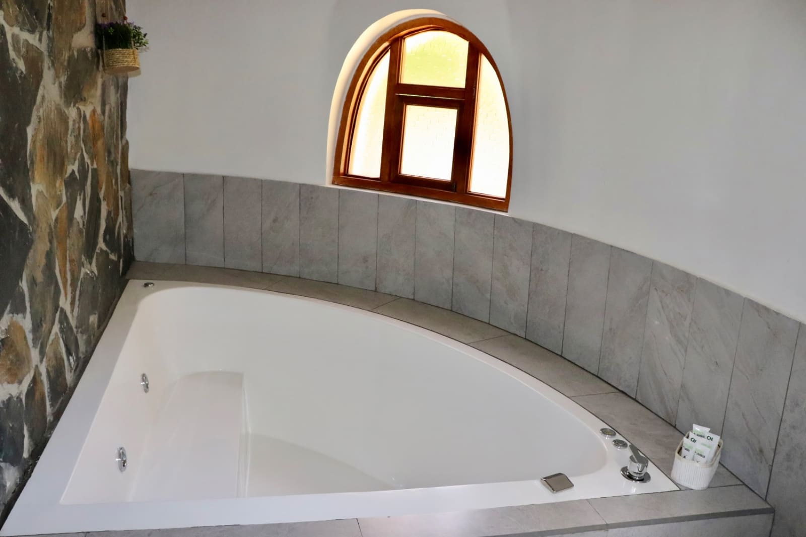 Baño con ducha tipo lluvia y detalles artesanales