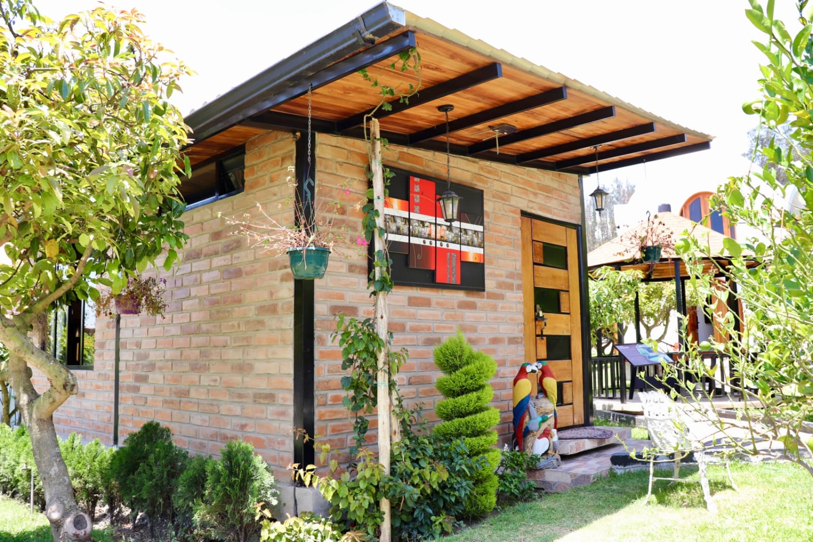 Fachada de Suite Green con ladrillo e hierro