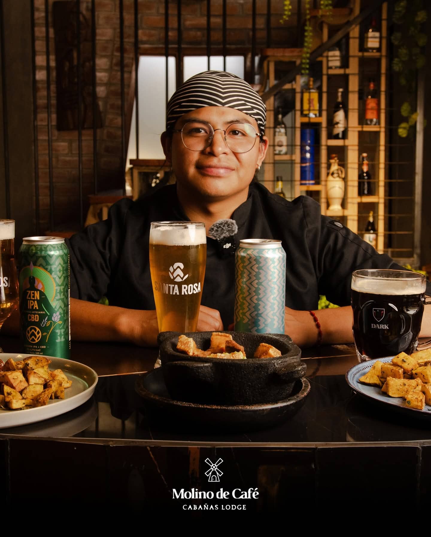 Cocteles naturales y bebidas frías servidas en terraza