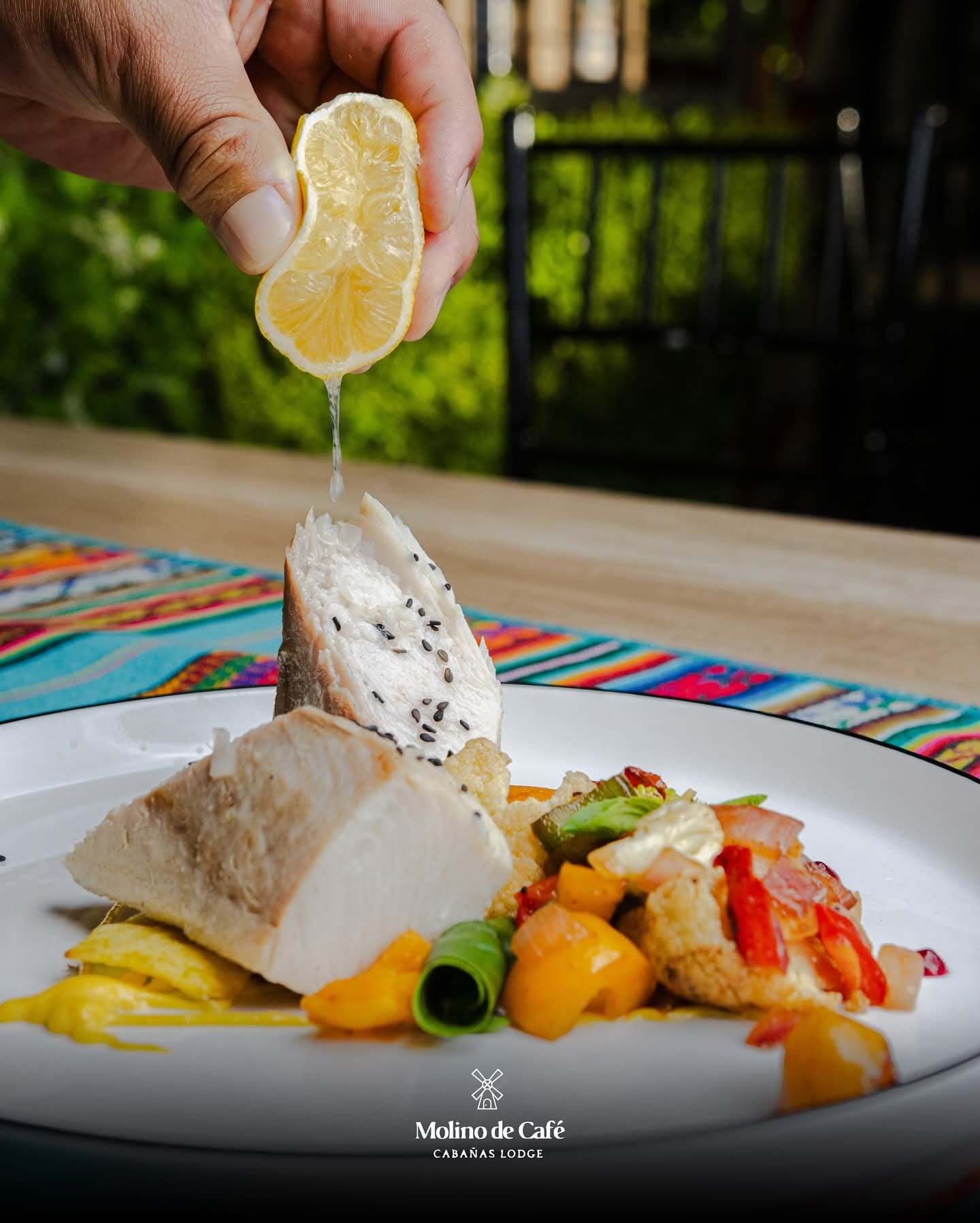 Entradas servidas con pan artesanal y dips naturales