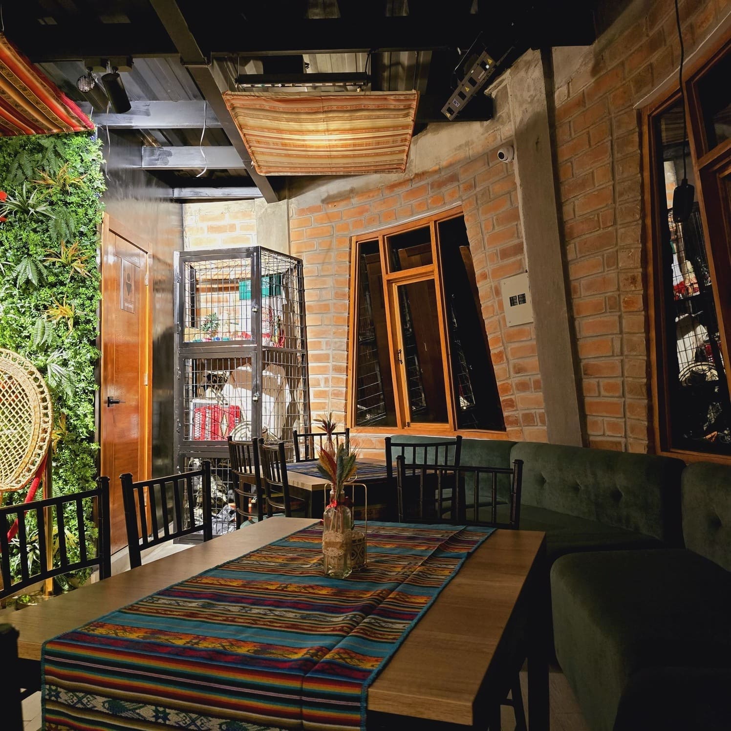 Restaurante con decoración en madera y luz cálida