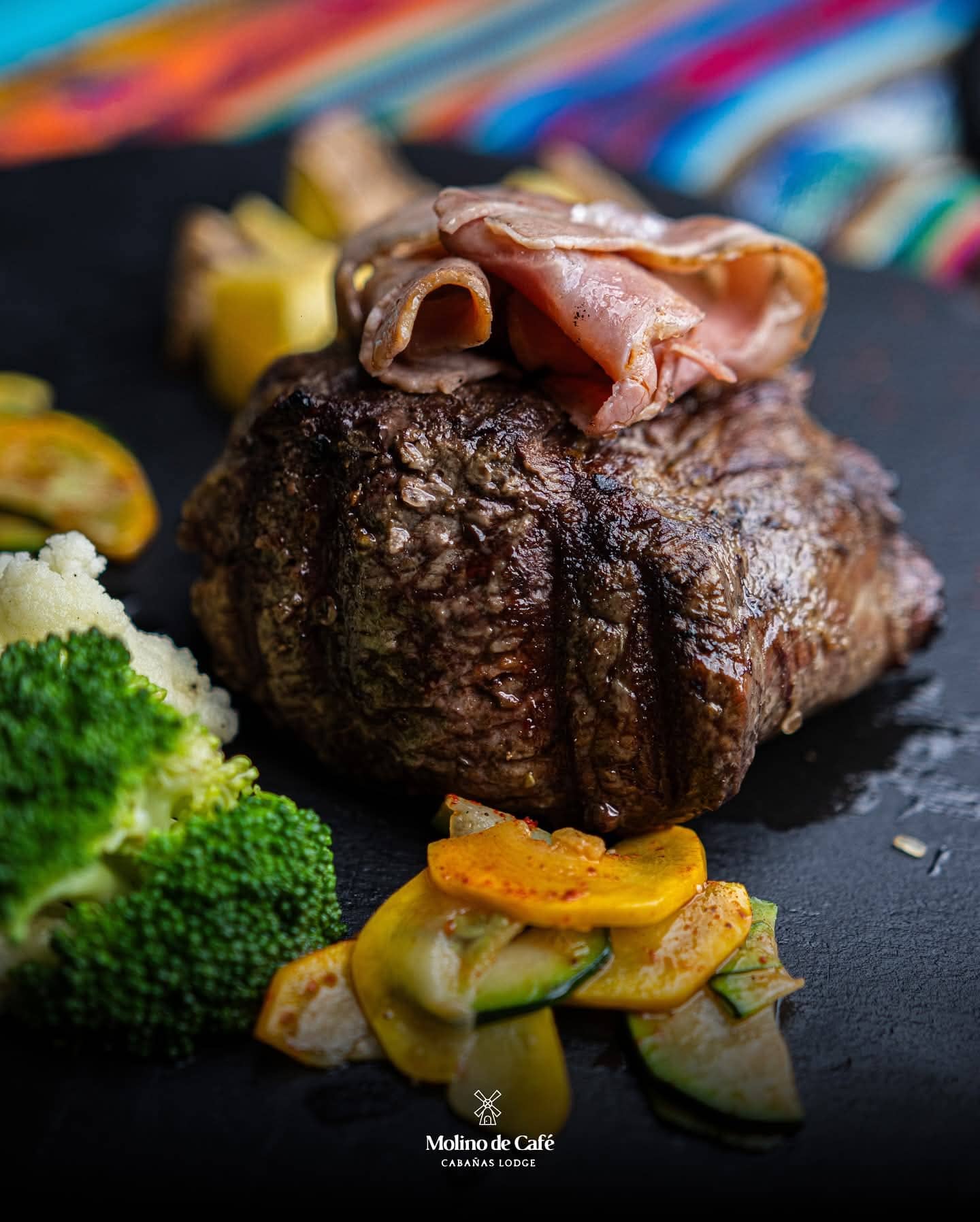 Plato fuerte con ingredientes frescos del huerto