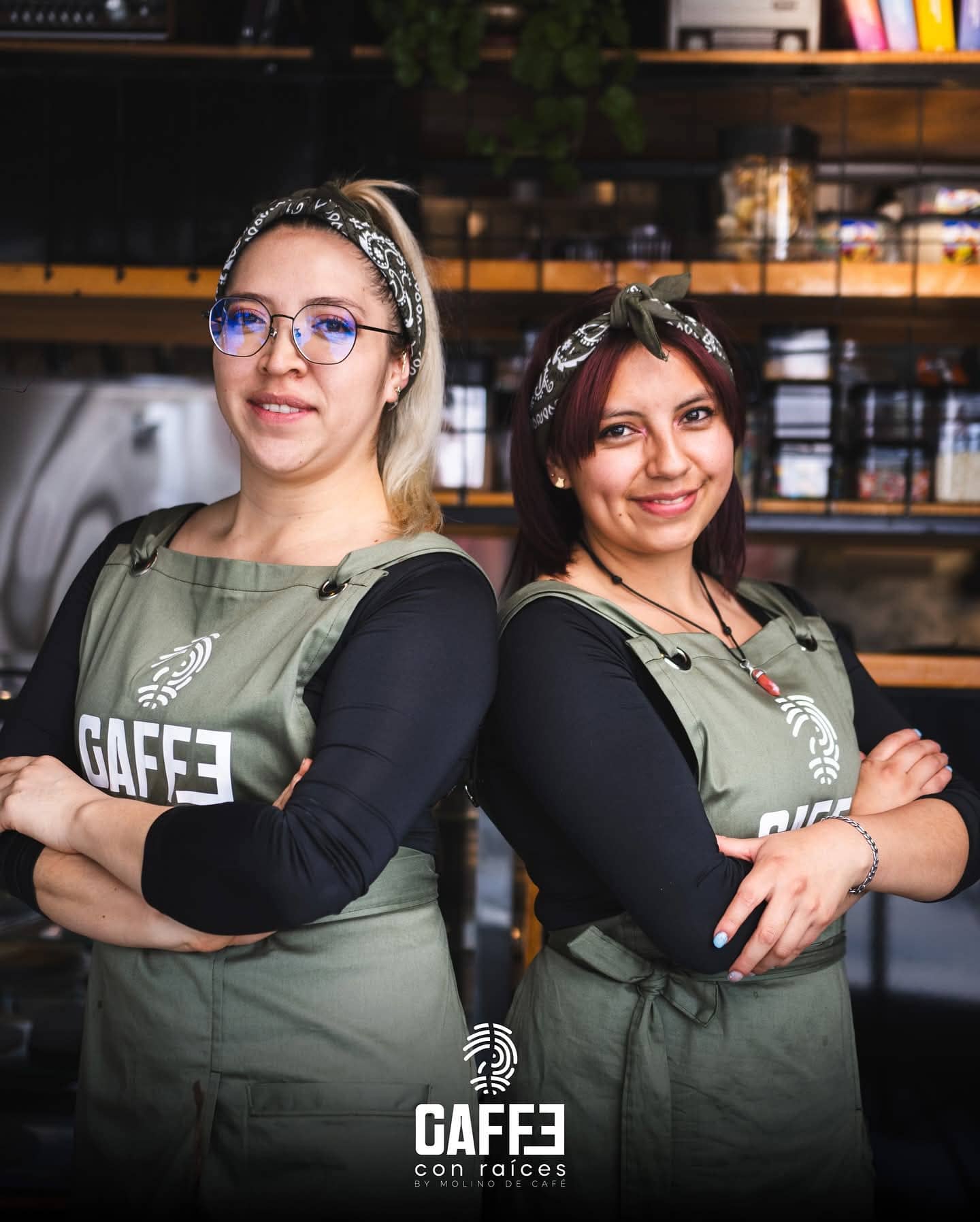 Barista preparando café de especialidad