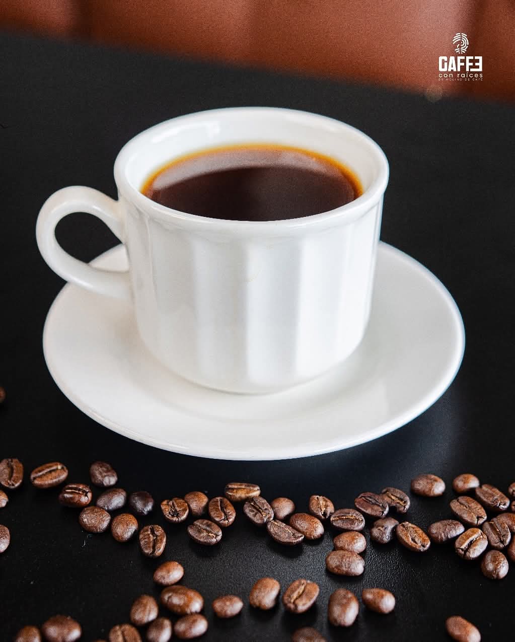 Café espresso servido en taza artesanal