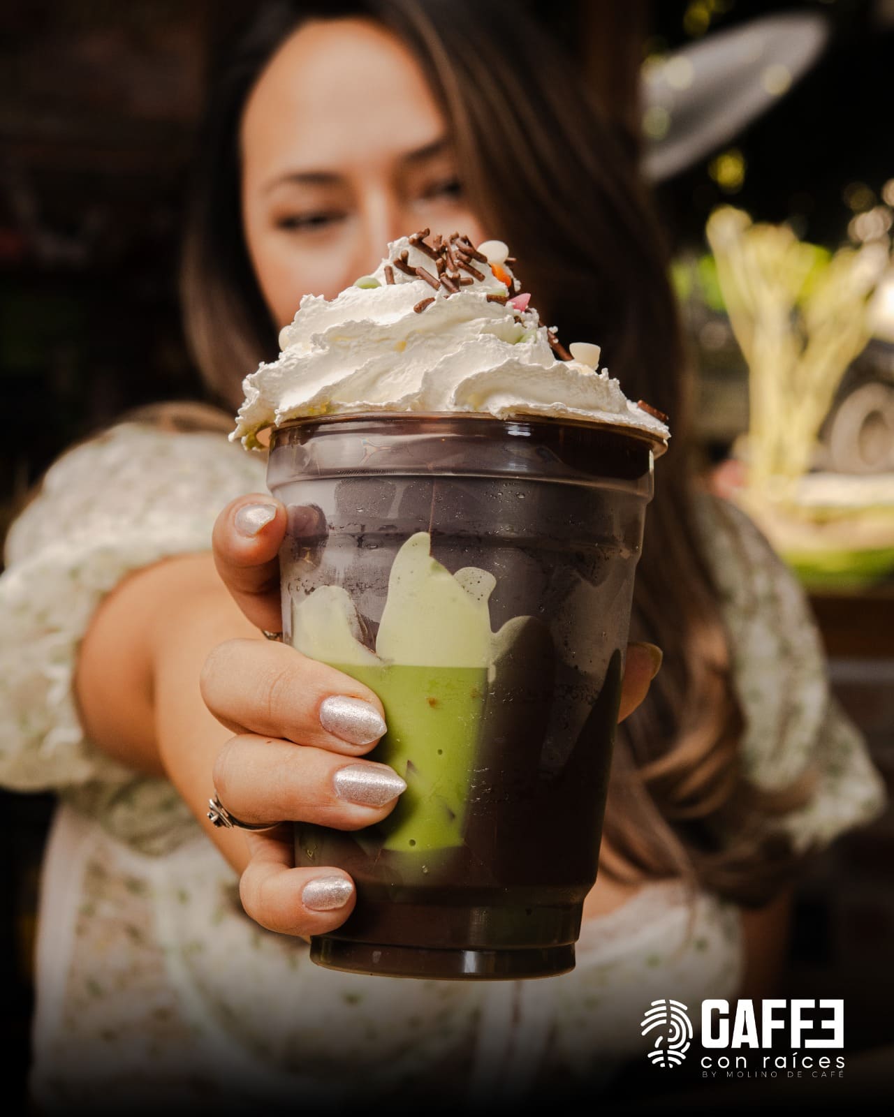 Clientes conversando mientras disfrutan su café