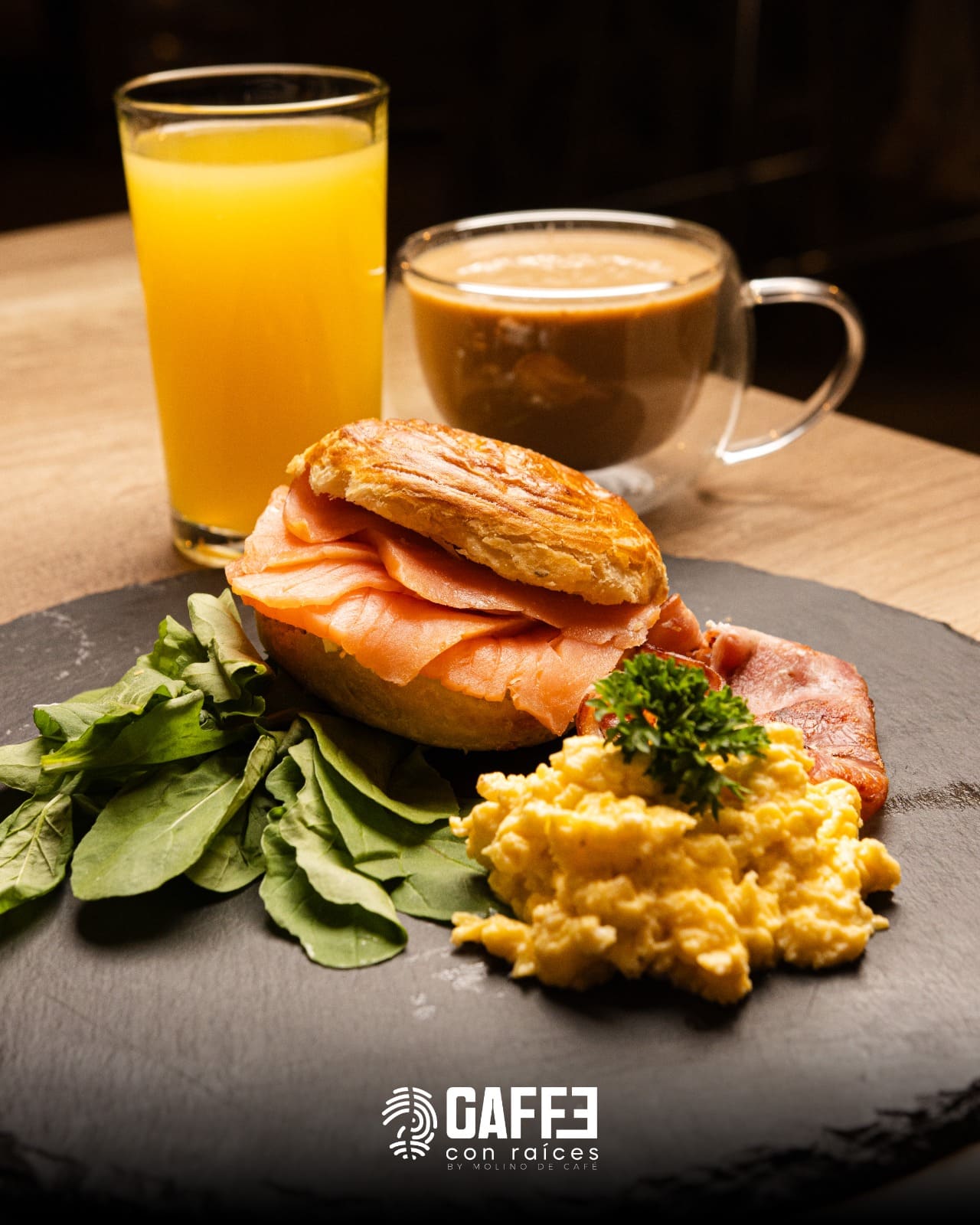 Desayuno artesanal con pan fresco, frutas y café