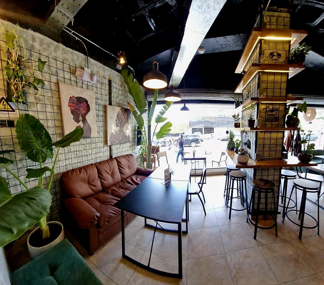 Interior con decoración cálida y estilo industrial