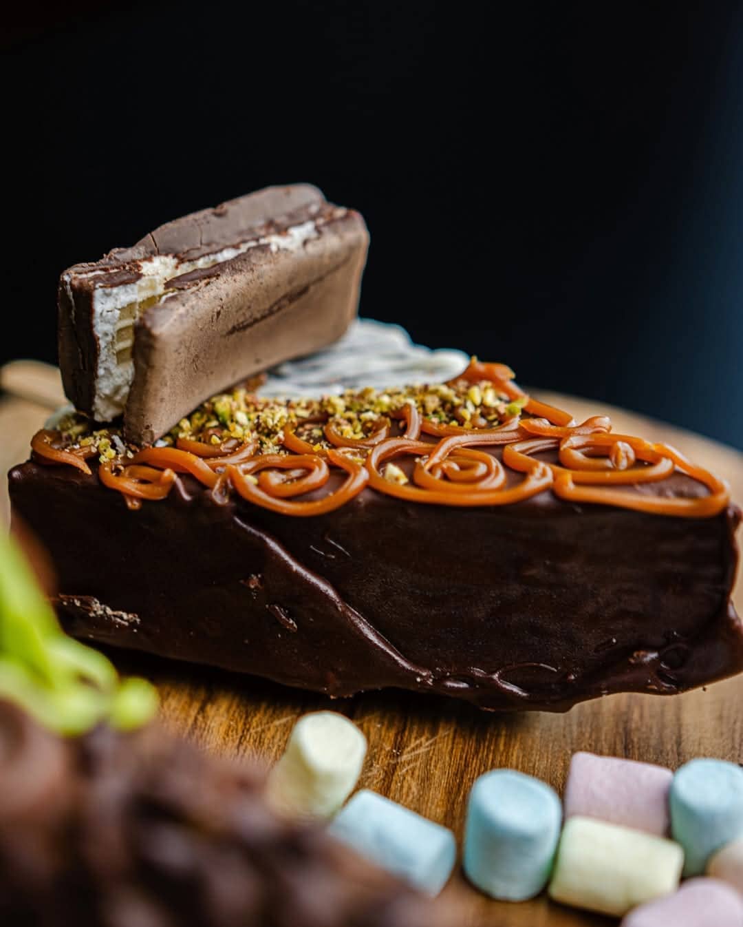 Porción de pastel de chocolate con topping artesanal