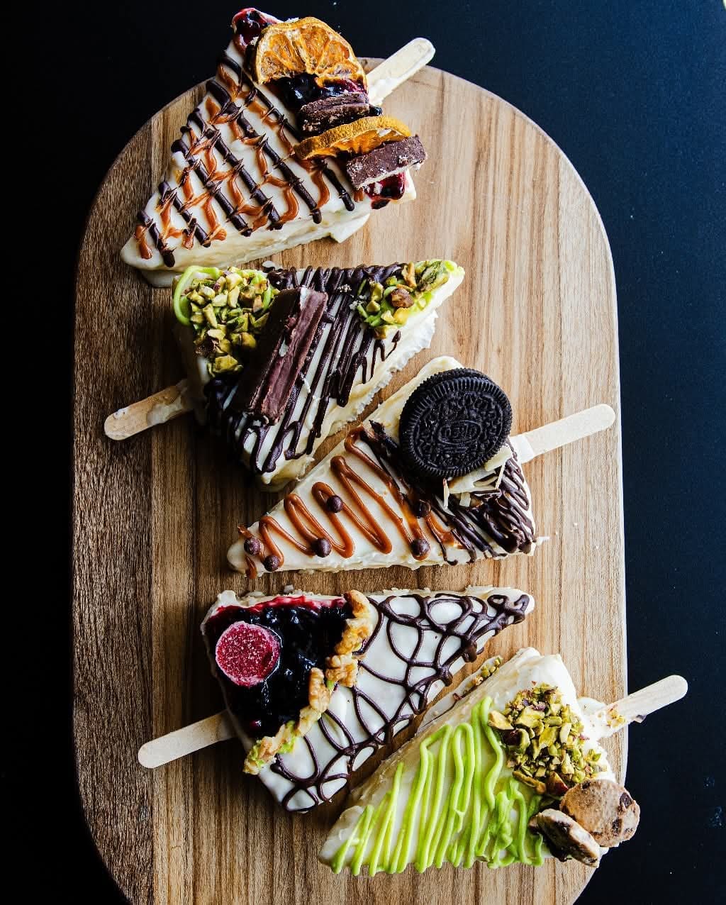 Pasteles ligero con frutas y glaseados naturales