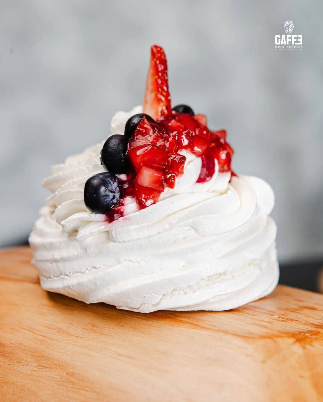 Postre artesanal acompañado de café de especialidad