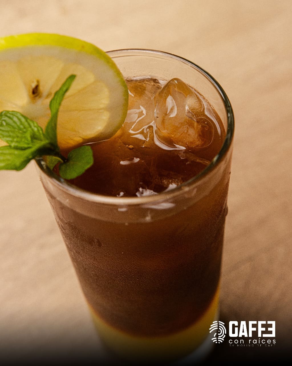 Taza de té e infusiones naturales servidas con elegancia